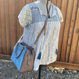 Kate Spade Leila medium Triple Compartment Color Bock: Taupe/Dusty Blue/ White